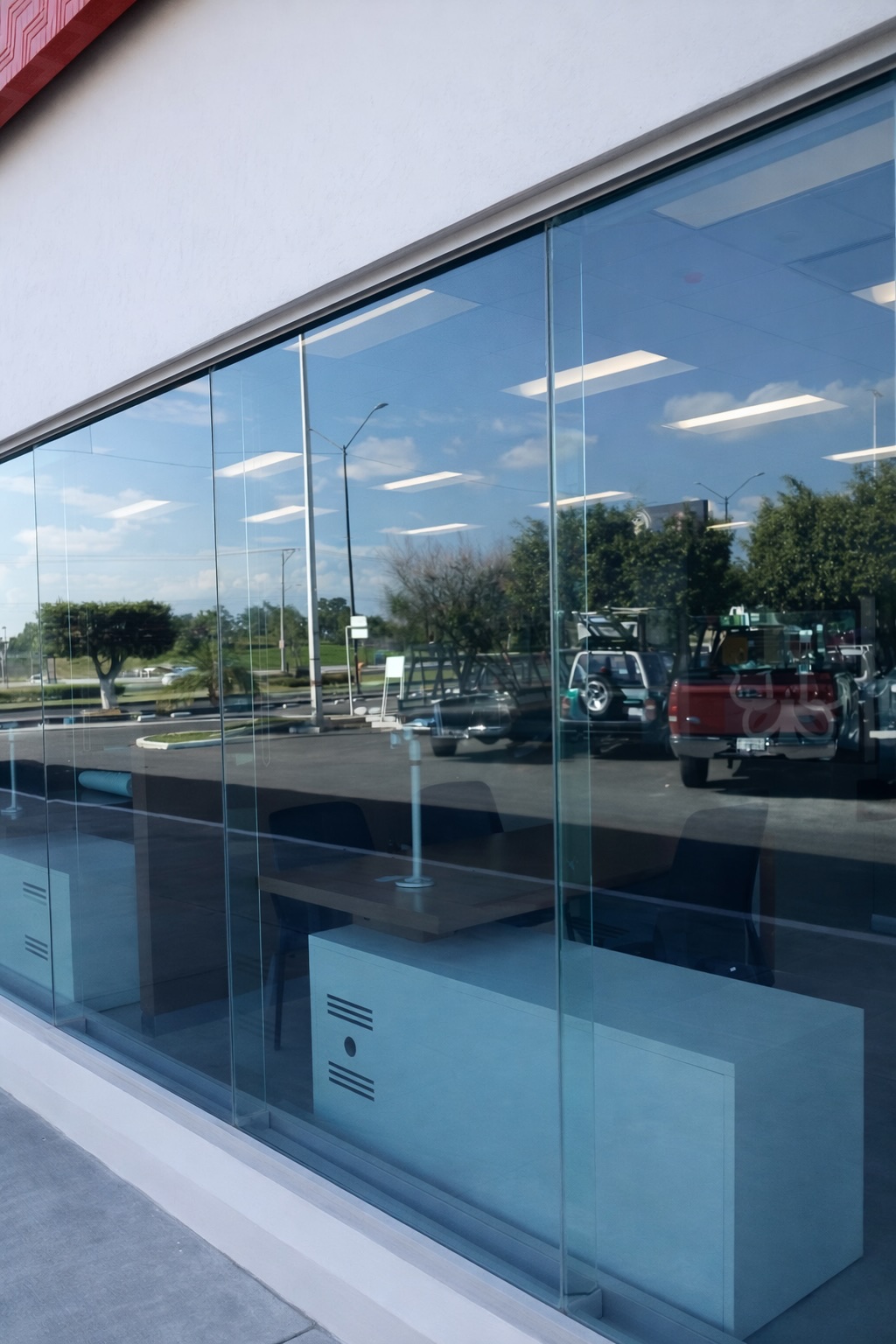 Fachada bancaria con película solar